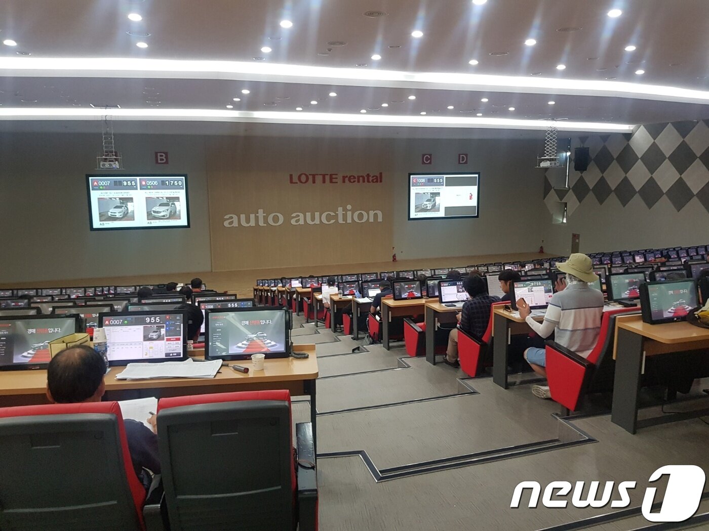 본문 이미지 - 경기도 안성에 롯데오토옥션 내부 경매장. ⓒ 뉴스1