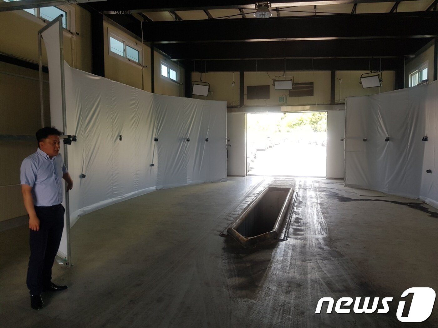 본문 이미지 - 중고차 매물을 360도로 사진을 찍을 수 있는 촬영공간. ⓒ 뉴스1