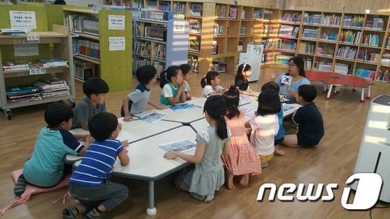 전북 무주군 형설지공군립도서관에서 어린이들이 프로그램에 참여하고 있다.(무주군제공)/뉴스1