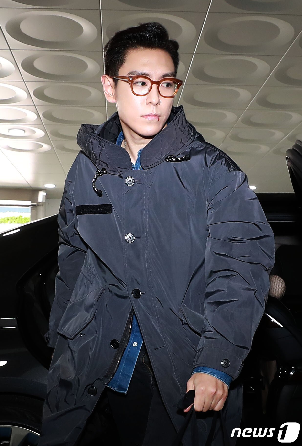 본문 이미지 - 사회복무요원으로 대체 복무 중인 그룹 빅뱅의 탑(본명 최승현)이 6일 오전 서울 용산구청 용산공예관으로 출근하고 있다. 탑은 이날 소집해제된다.2019.7.6/뉴스1 ⓒ News1 이광호 기자