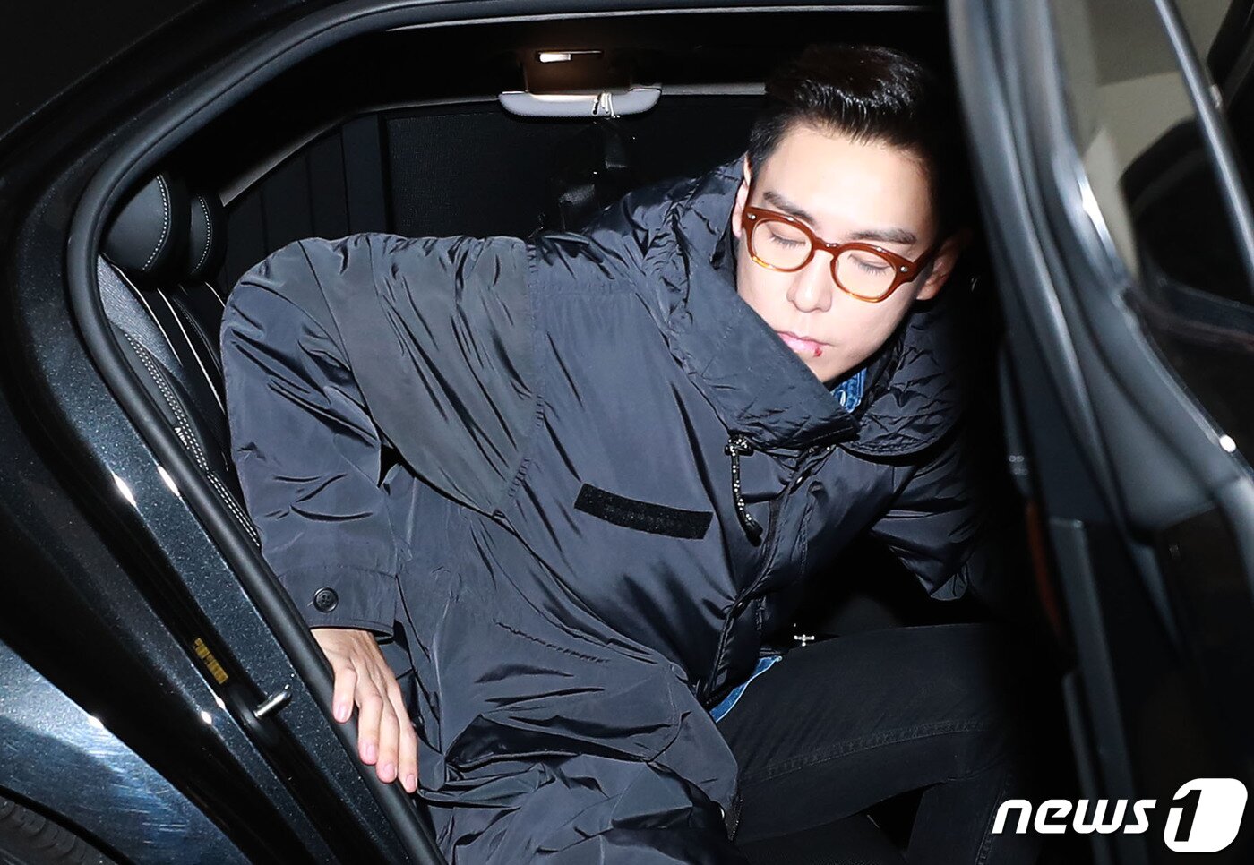 본문 이미지 - 사회복무요원으로 대체 복무 중인 그룹 빅뱅의 탑(본명 최승현)이 6일 오전 서울 용산구청 용산공예관으로 출근하고 있다. 탑은 이날 소집해제된다.2019.7.6/뉴스1 ⓒ News1 이광호 기자