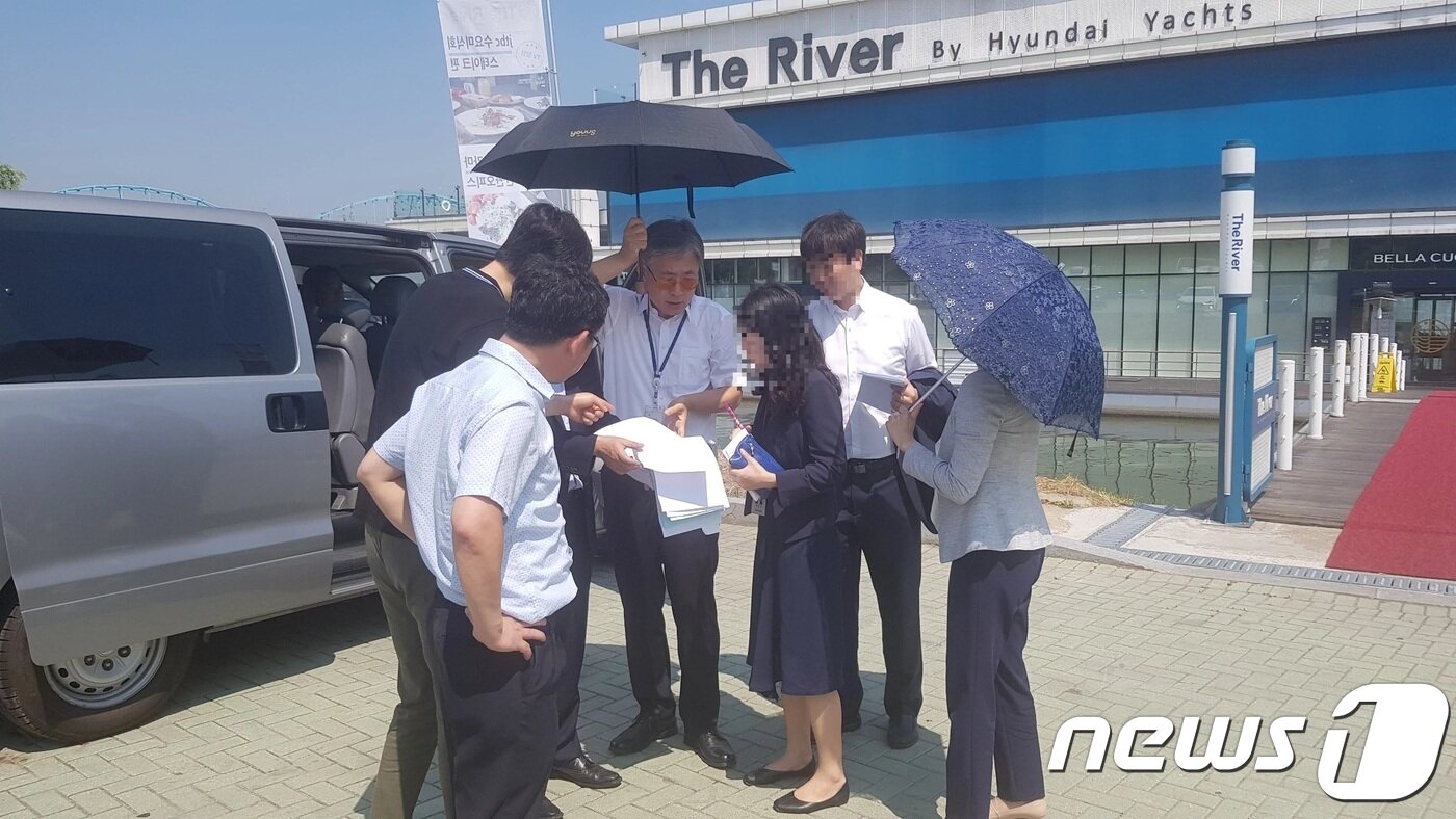 본문 이미지 - 지난 7월6일 서울고법 형사5부(부장판사 김형두)는 남편 유기치사 혐의로 기소된 박모씨의 현장검증을  진행했다. 사진은 김형두 서울고법 부장판사 등이 현장검증을 시작하기 전 수사기록을 보는 모습.   ⓒ 뉴스1