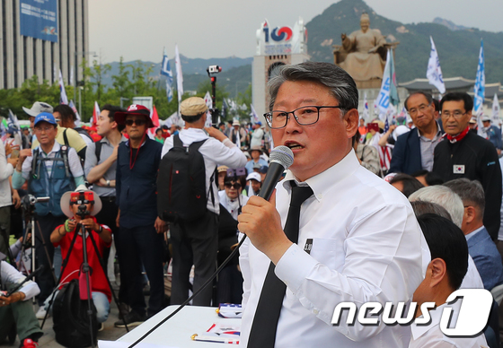 발언하는 조원진 뉴스1