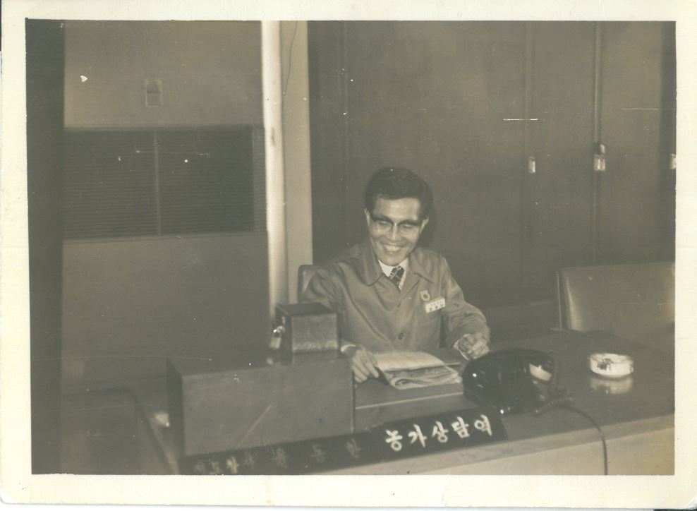 본문 이미지 - NH농협은행 재직 시절 윤동한 회장(한국콜마 제공)ⓒ 뉴스1