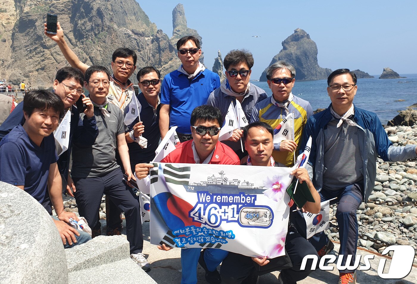 본문 이미지 - 경북지역 새마을금고 실무책임자 회장단이 독도에서 천안함 챌린지에 동참하고 있다. (칠곡군 제공)ⓒ 뉴스1