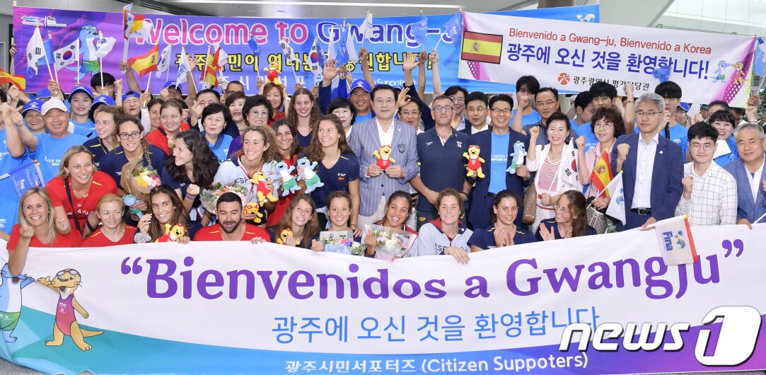 본문 이미지 - 이용섭 광주시장과 광주시민서포터즈가 지난달 7일 전남 무안국제공항에서 열린 광주세계수영선수권대회 스페인 선수단 환영행사에 참석해 스페인 선수단, 시민 서포터즈와 함께 기념촬영을 하고 있다.(광주시 제공)2019.7.7/뉴스1 ⓒ News1 박준배 기자