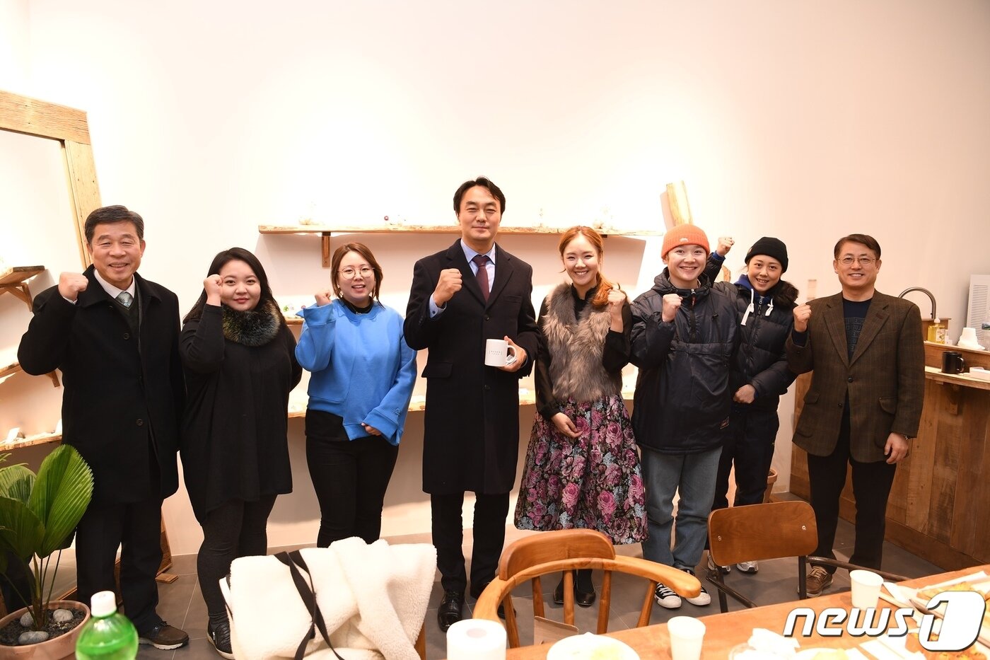 본문 이미지 - 청년창업자들과 함께 한 김상호 시장(하남시 제공) ⓒ News1 김평석 기자