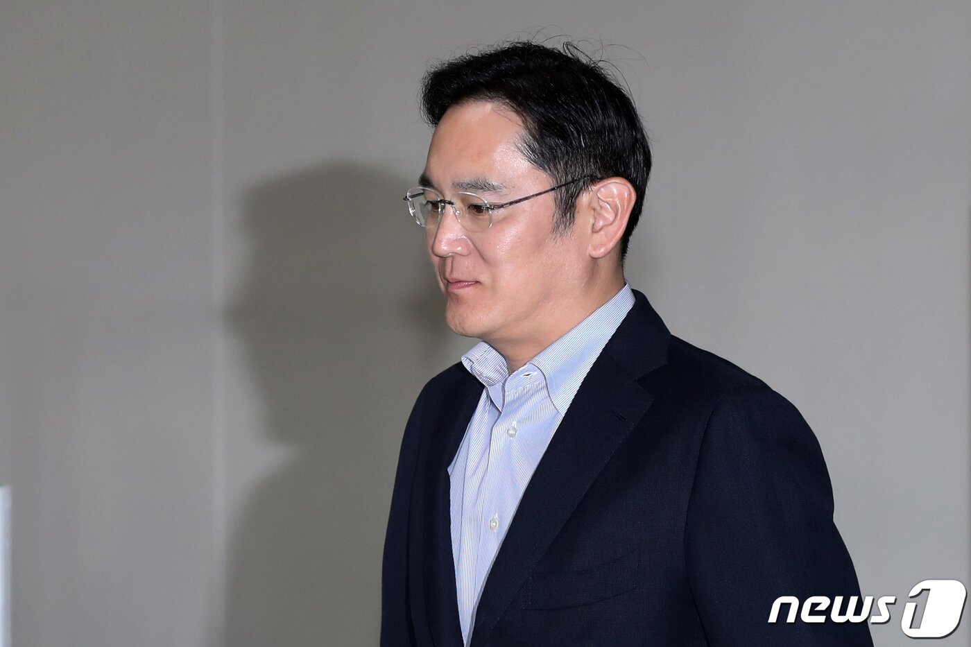 본문 이미지 - 이재용 삼성전자 부회장이 지난 7월 서울 강서구 김포공항을 통해 일본으로 출국하고 있다. 2019.7.7/뉴스1 ⓒ News1 민경석 기자