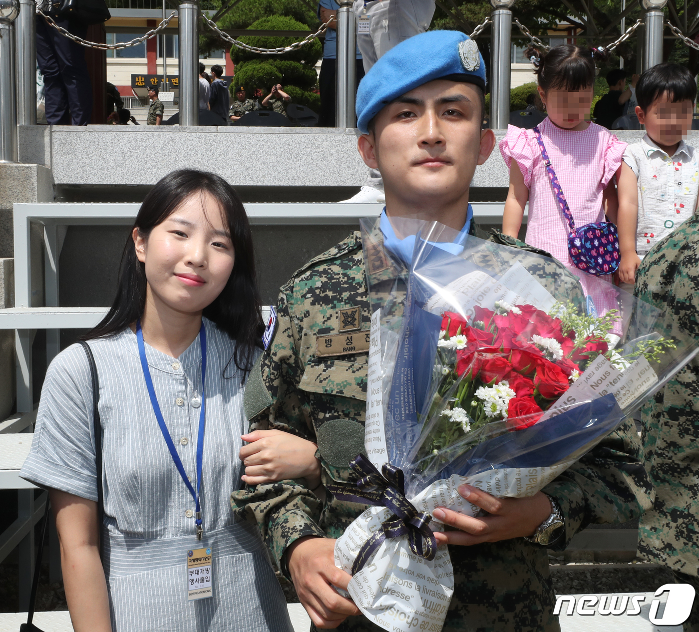 (인천=뉴스1) 정진욱 기자 = 8일 오전 인천시 계양구 국제평화지원단에서 한빛부대 11진 환송식이 열린 가운데 재정장교 방성진 대위가 애인과 기념사진을 촬영하고 있다. 방 대위는 …