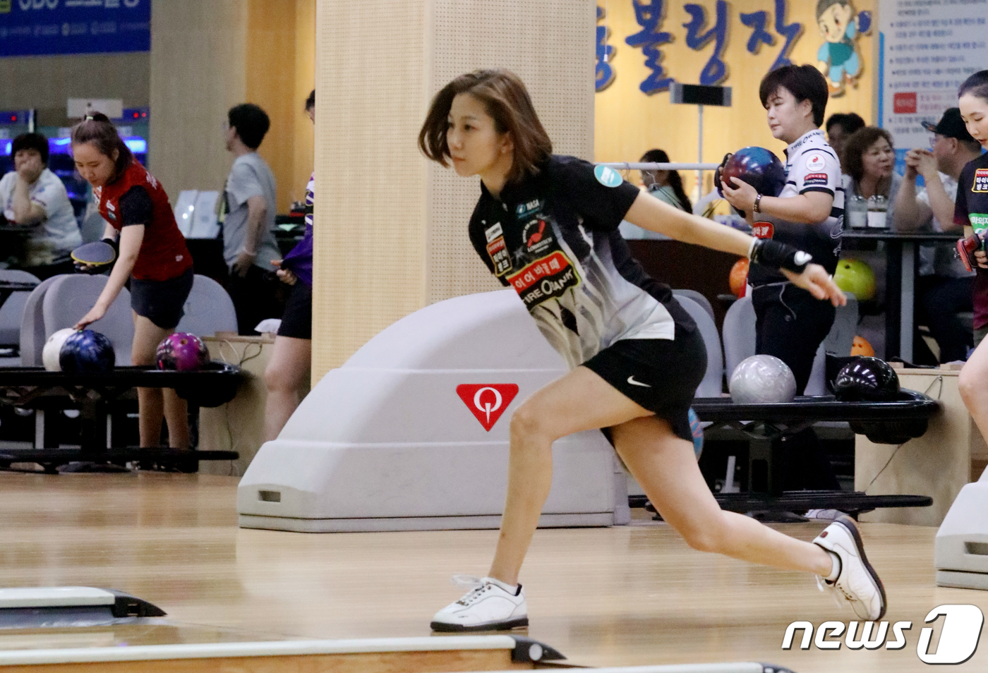 (안동=뉴스1) 피재윤 기자 = 8일 오후 경북 안동볼링장에서 열린 2019 안동하회탈컵 SBS 프로볼링대회 여자 준결승에서 김효미 프로가 전력투구를 하고 있다. 프로 9기인 김 …