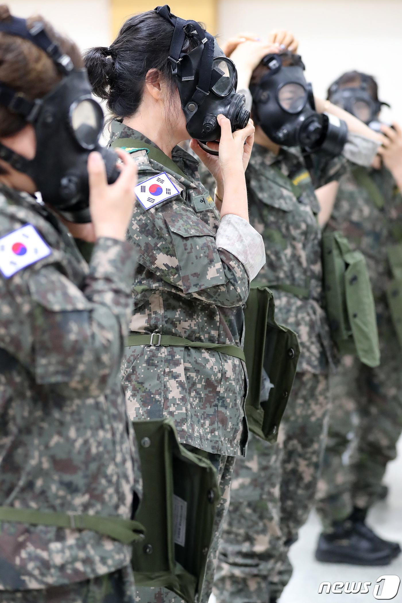(대구=뉴스1) 공정식 기자 = 8일 오후 대구 달서구청 충무관에서 열린 '2019 달서구여성예비군 작계훈련'에 참가한 여성예비군들이 화생방 대응 방독면 착용법을 배우고 있다. 이 …