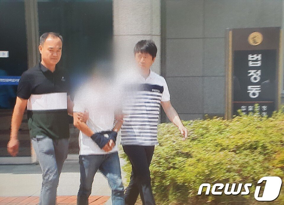 본문 이미지 - 8일 오전 광주지법 목포지원에서 베트남 국적 아내를 무차별 폭행한 남편 A씨(36)가 영장실질심사를 받기 위해 법정으로 이동하고 있다.(독자제공 동영상 캡처)2019.7.8/뉴스1 ⓒ News1 허단비 기자