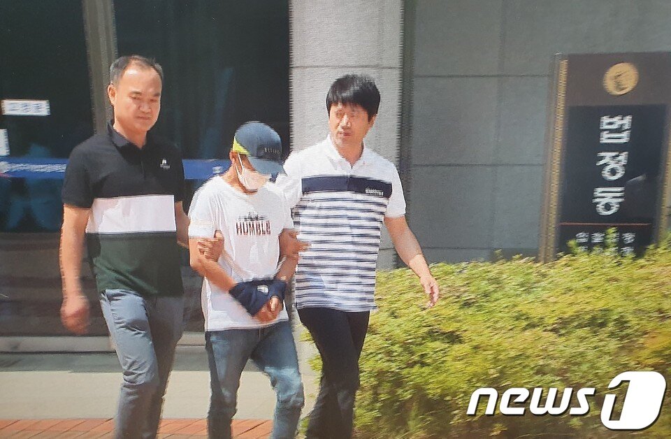 본문 이미지 - 지난 8일 오전 광주지법 목포지원에서 베트남 국적 아내를 무차별 폭행한 남편 A씨(36)가 영장실질심사를 받기 위해 이동하고 있다.2019.7.8 /뉴스1 ⓒ News1 허단비 기자