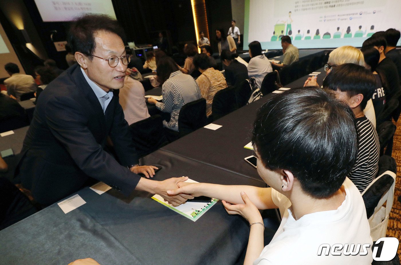 본문 이미지 - 조희연 서울시 교육감이 9일 오후 서울 성동구 디노체컨벤션에서 열린 2019 서울형혁신교육지구 정책포럼에 참석해 학생들과 인사를 나누고 있다.  2019.7.9/뉴스1 ⓒ News1 박세연 기자