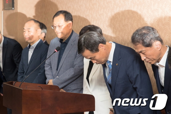 전북대학교 김동원 총장(오른쪽에서 두번째)이 보직교수들과 함께 지난 9일 기자회견을 열고, 최근 불거진 교수들의 잇단 비위사건에 대해 사과하고 있다.2019.07.09 /© 뉴스1임충식기자