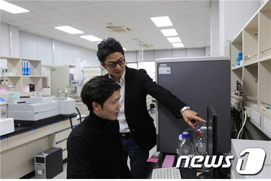 본문 이미지 - KBSI 이영호 책임연구원과 린유시 박사후 연구원이 아밀로이드 베타의 응집체 형성 반응을 살피고 있다.(KBSI 제공) /ⓒ 뉴스1