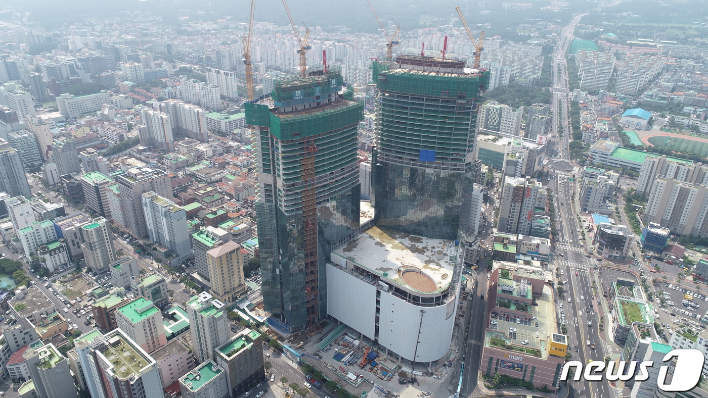 (제주=뉴스1) 고동명 기자 = 롯데관광개발은 드론으로 현재 공사 중인 제주시 노형동 드림타워 복합리조트 항공뷰 사진을 촬영했다고 1일 밝혔다. 드림타워 높이는 169m로 기존 도 …