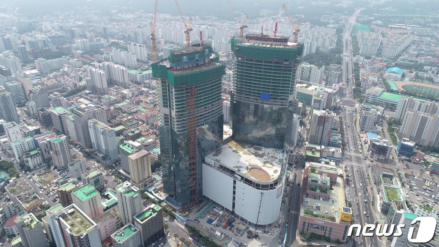 본문 이미지 - 롯데관광개발은 드론으로 현재 공사 중인 제주시 노형동 드림타워 복합리조트 항공뷰 사진을 촬영했다.(롯데관광개발 제공)ⓒ News1 고동명 기자