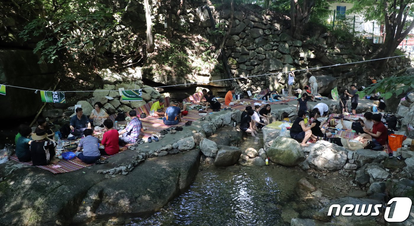 충남 공주시 계룡산에서 휴가철을 맞아 계곡을 찾은 시민들이 무더위를 식히고 있다. ⓒ News1 장수영 기자