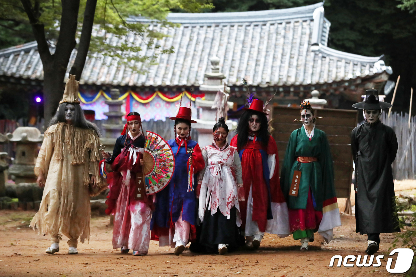(용인=뉴스1) 조태형 기자 = 1일 오후 경기도 용인시 기흥구 한국민속촌에서 열린 야간개장 '달빛을 더하다' 행사 중 납량특집 귀굴 체험에 참여하는 연기자들이 포즈를 취하고 있다 …