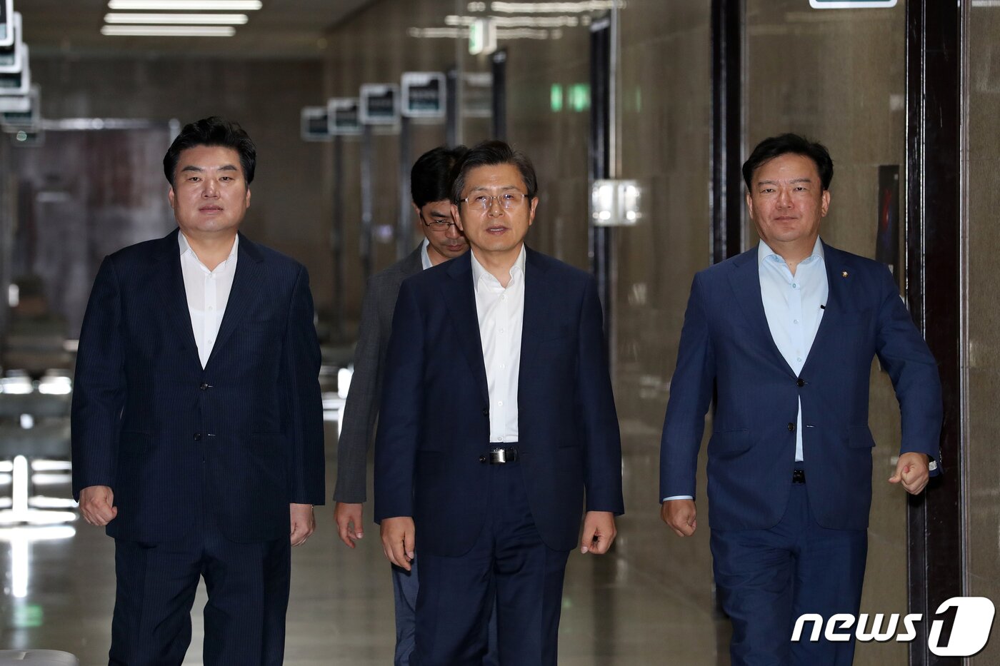 본문 이미지 - 황교안 자유한국당 대표와 원유철 북핵외교안보특위원장(왼쪽)이 10일 오후 서울 여의도 국회에서 열린 자유한국당 북핵외교안보특위 긴급회의에 참석하고 있다. 2019.8.10/뉴스1 ⓒ News1 이승배 기자