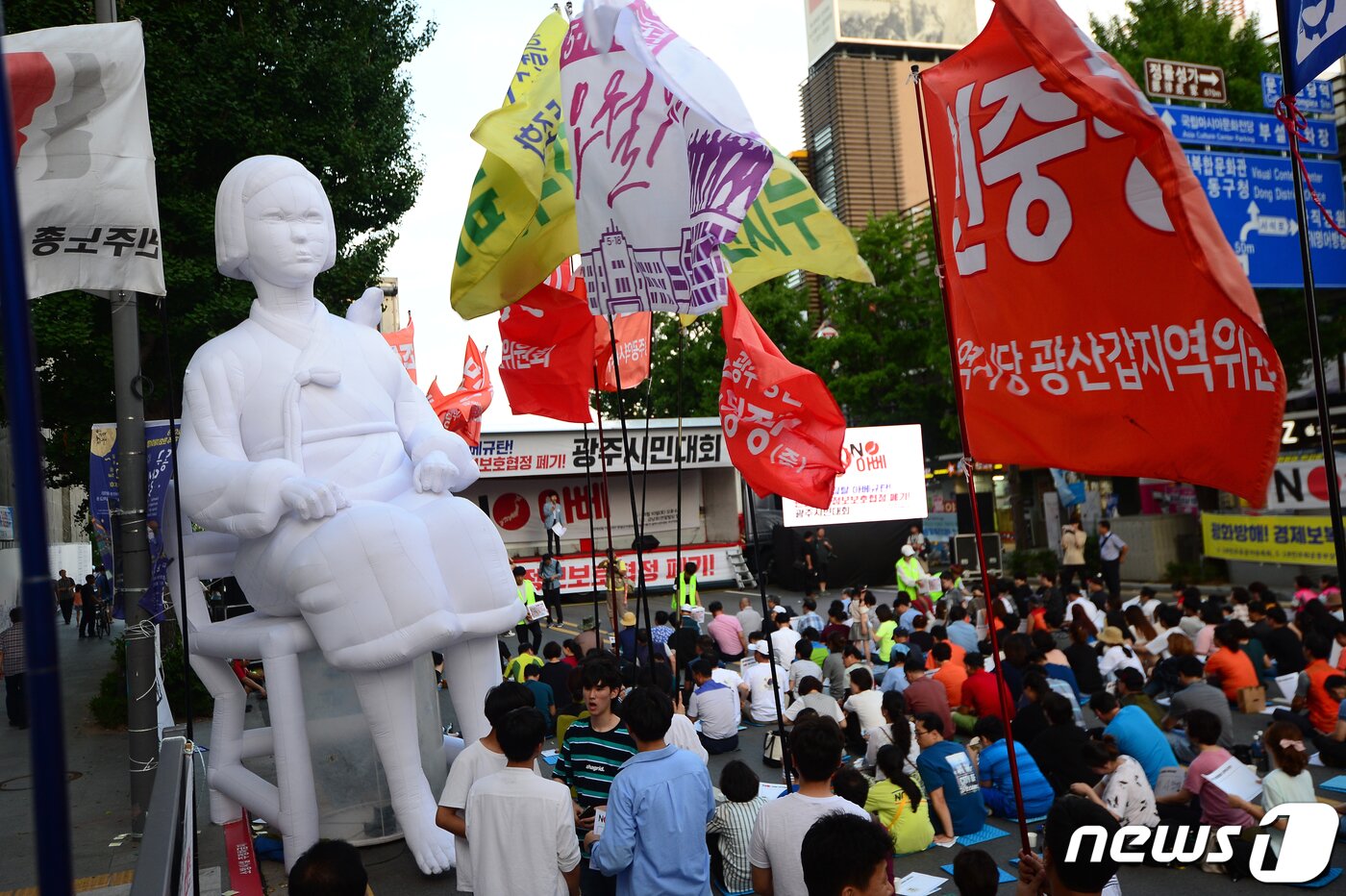 본문 이미지 - 10일 오후 광주 금남로에서 열린 '경제침탈 아베규탄! 한일군사정보보호협정 폐기 광주시민대회'에 6m 크기의 '평화의 소녀상'이 등장해 눈길을 끌고 있다.2019.8.10/뉴스1 ⓒ News1 박준배 기자