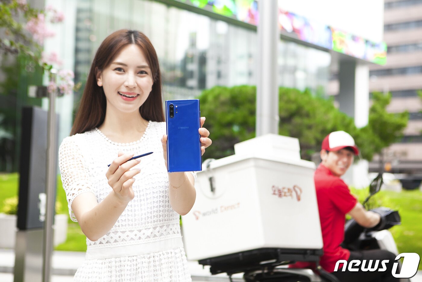 본문 이미지 - 갤럭시노트 10플러스의 SK텔레콤 전용 색상 '아우라 블루' (SK텔레콤 제공) 2019.8.11/뉴스1