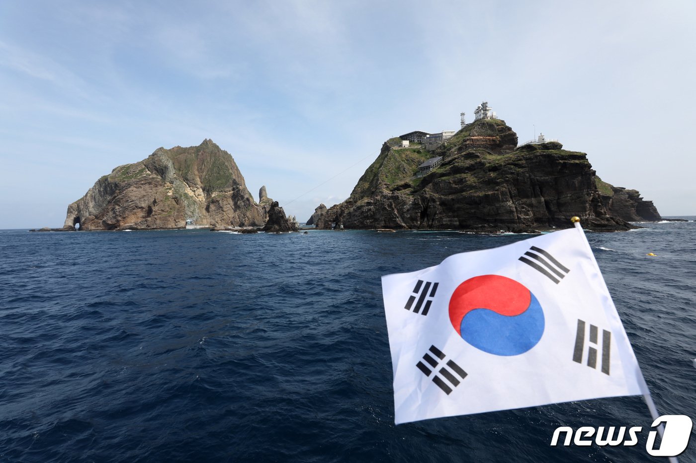 본문 이미지 - 11일 여객선에서 바라본 경상북도 울릉군 독도가 절경을 보이고 있다. 2019.8.11/뉴스1 ⓒ News1 박세연 기자