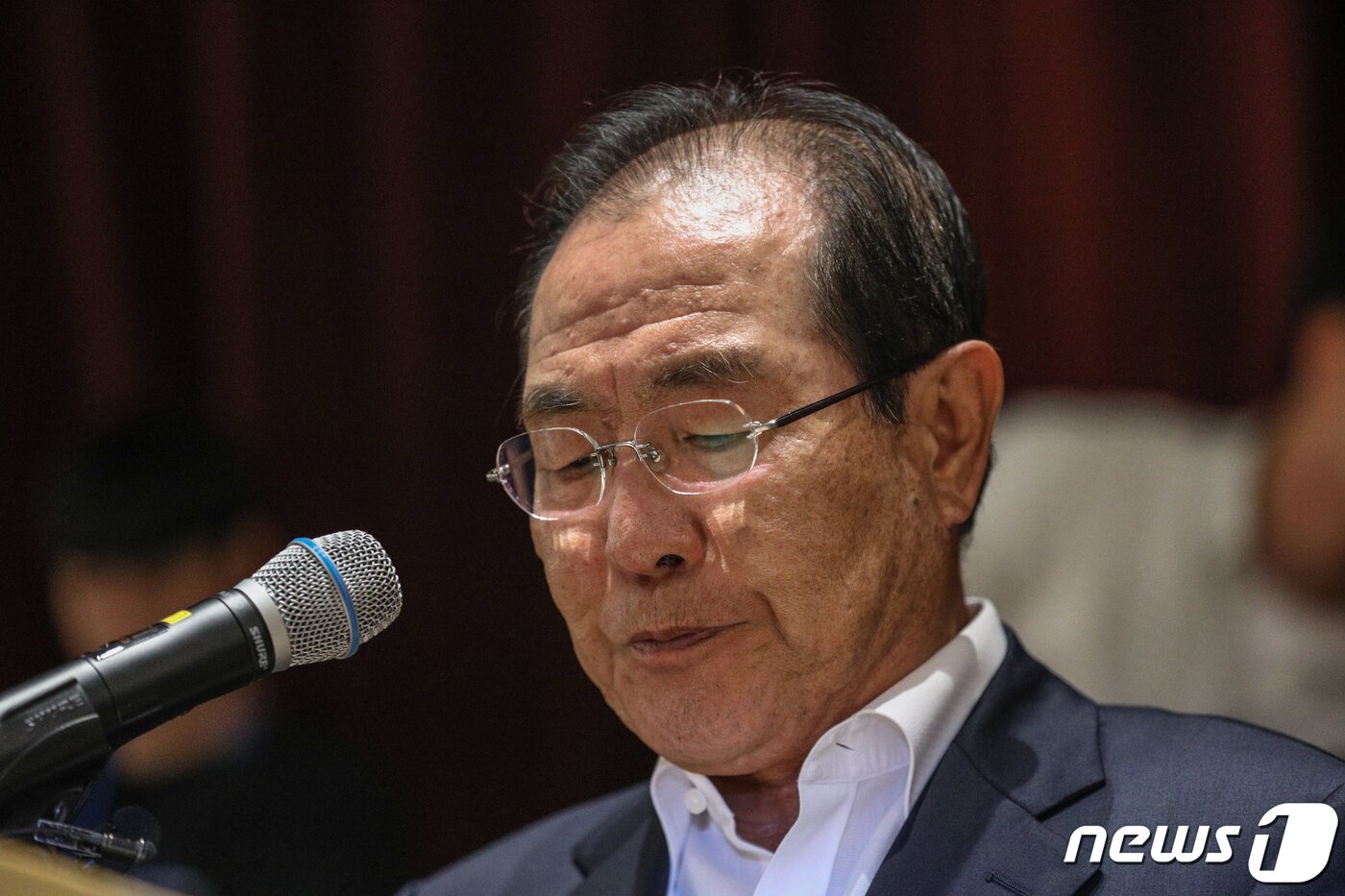 본문 이미지 - 직원 조회에서 여성비하와 막말 유튜브 영상을 틀어 물의를 일으킨 윤동한 한국콜마 회장이 11일 오후 서울 서초구 한국콜마 종합기술원 대강당에서 기자회견을 열고 대국민 사과를 하고 있다. 윤 회장은 이달 7일 임직원 700여명이 참석한 월례조회에서 최근 일본의 수출 규제와 관련해 극보수 성향의 유튜브 영상을 틀어 논란이 됐다. 2019.8.11/뉴스1 ⓒ News1 성동훈 기자