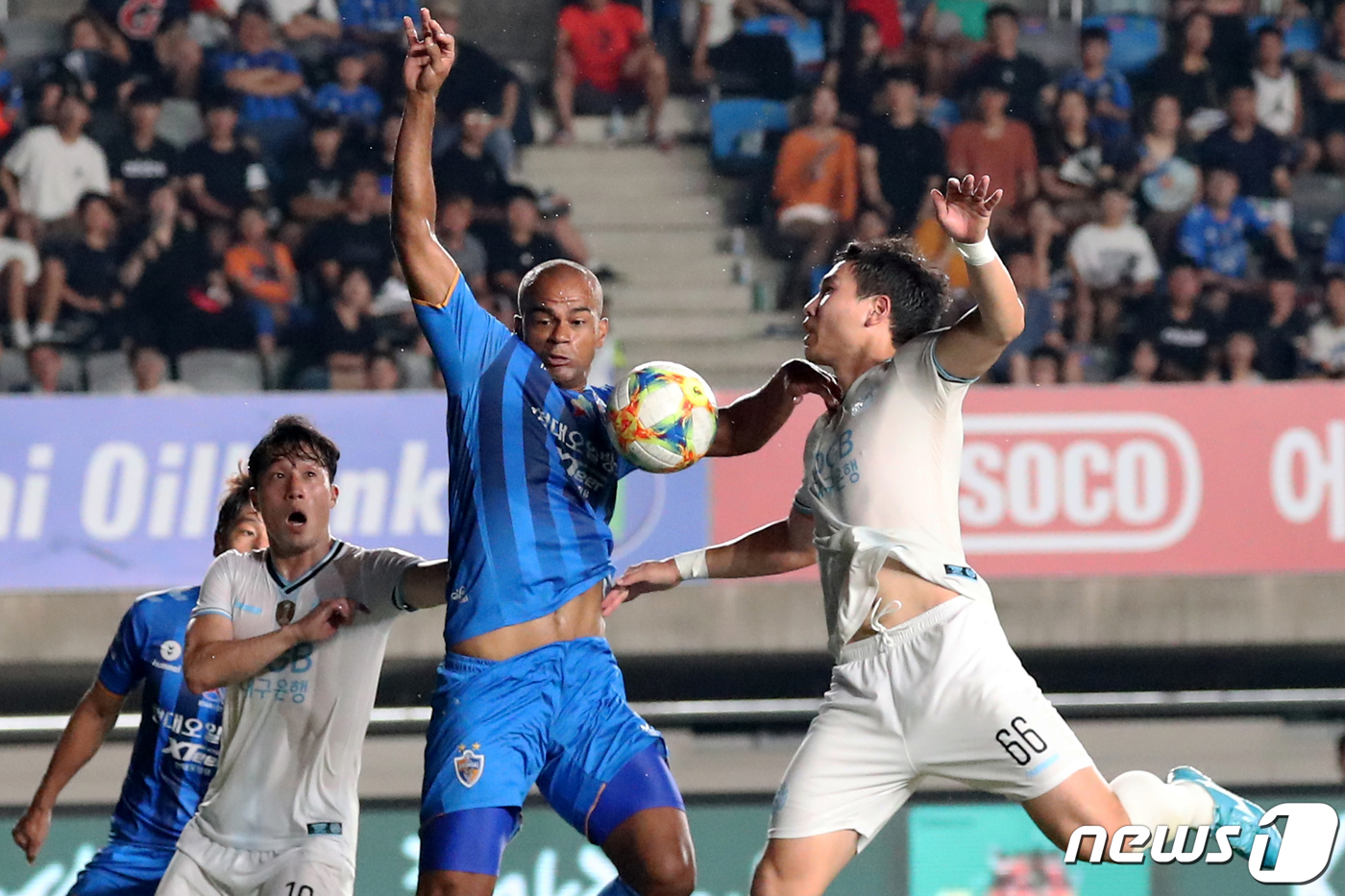 (울산=뉴스1) 윤일지 기자 = 11일 울산종합운동장에서 열린 프로축구 '하나원큐 K리그1 2019' 울산현대와 대구FC의 경기에서 울산 주니오와 대구 박병현이 경합을 벌이고 있다 …
