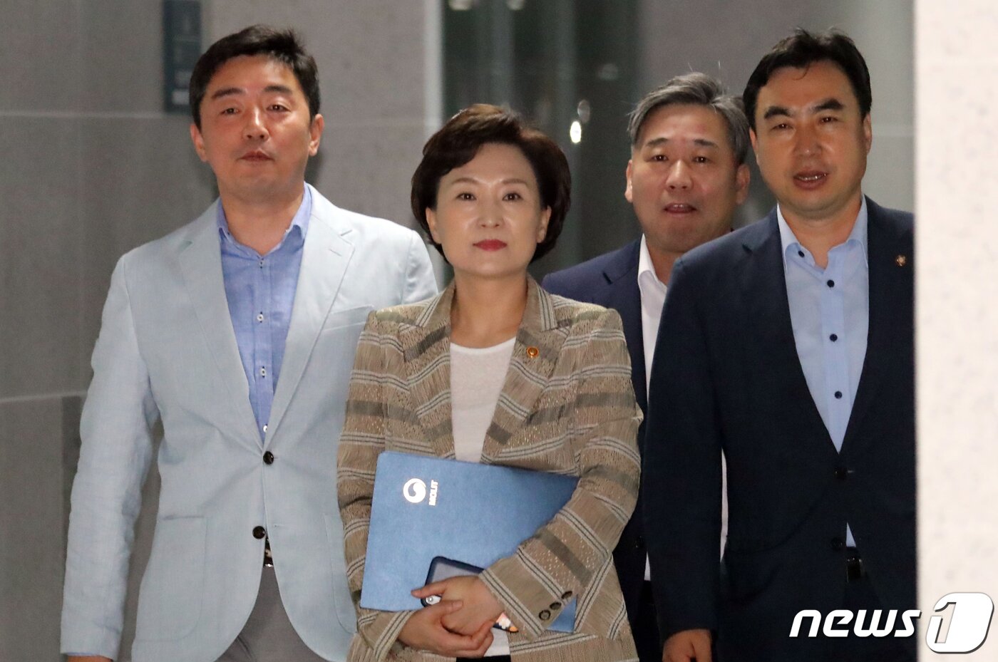 본문 이미지 - 김현미 국토교통부 장관이 12일 서울 여의도 국회에서 열린 민간택지 아파트 분양가 상한제 시행을 위한 비공개 당정협의회에 의원들과 함께 참석하고 있다. 2019.8.12/뉴스1 ⓒ News1 김명섭 기자