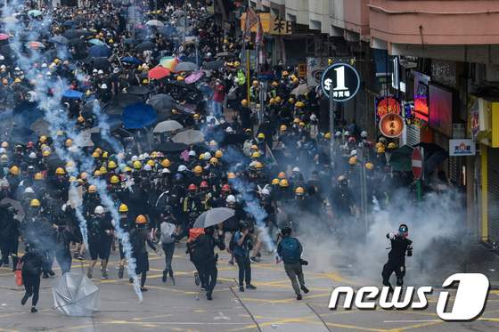 [사진] 최루가스 난무한 홍콩 시위현장