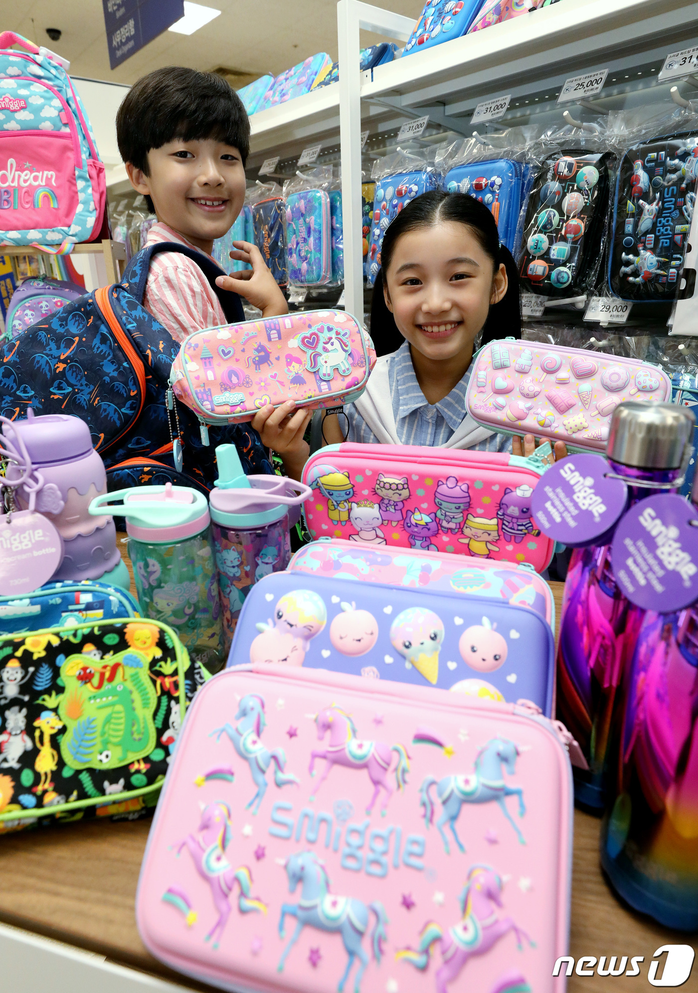 (서울=뉴스1) 박정호 기자 = 12일 오전 서울 성동구 이마트 성수점에서 어린이 모델들이 호주 대표 문구 브랜드 '스미글(Smiggle)' 제품을 선보이고 있다.이마트는 오는 1 …
