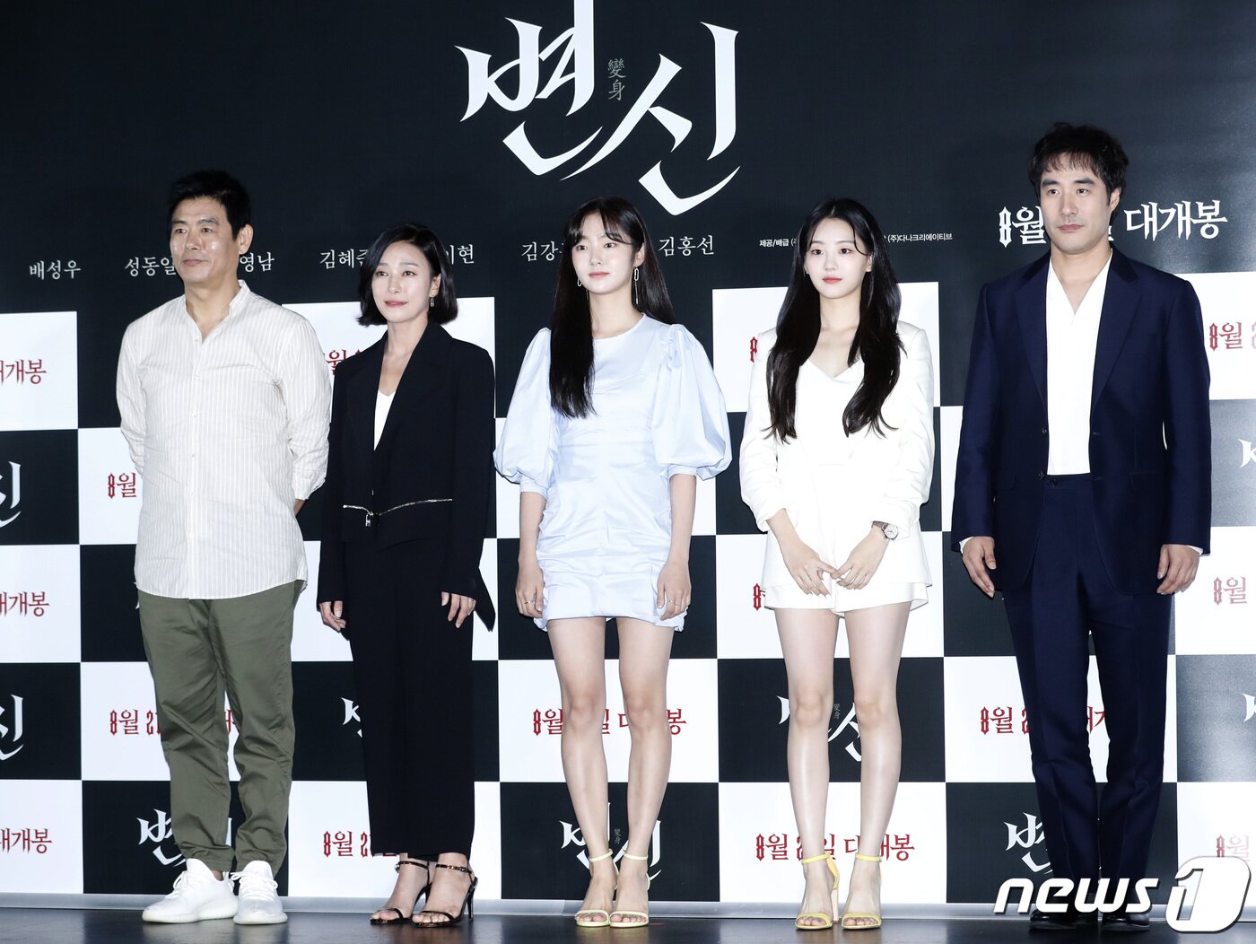 본문 이미지 - 배우 성동일(왼쪽부터), 배성우, 장영남, 김혜준, 조이현이 12일 서울 건대 롯데시네마에서서 열린 영화 ‘변신’ 언론시사회에 참석해 포즈를 취하고 있다. '변신'은 사람의 모습으로 변신하는 악마가 가족 안에 숨어들며 벌어지는 기이하고 섬뜩한 사건을 그린 공포스릴러이다. 2019.8.12/뉴스1 ⓒ News1 권현진 기자