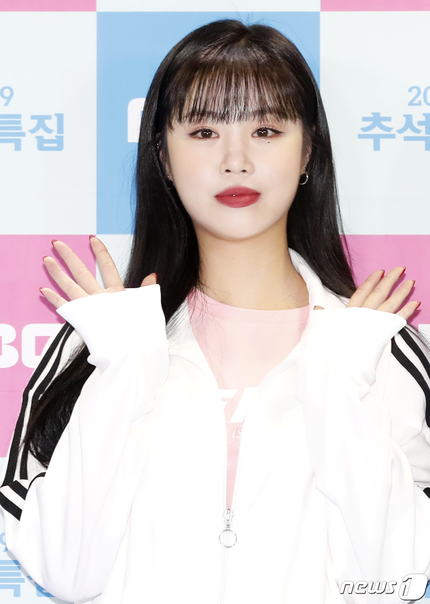 (고양=뉴스1) 권현진 기자 = (여자)아이들 수진이 12일 경기도 고양체육관에서 열린 ‘2019 추석특집 아이돌스타 선수권대회’(아육대) 출근길 공개 포토 행사에 참석해 포즈를 …