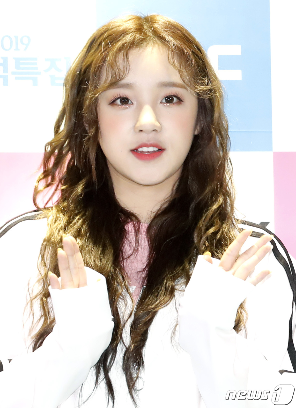 (고양=뉴스1) 권현진 기자 = (여자)아이들 우기가 12일 경기도 고양체육관에서 열린 ‘2019 추석특집 아이돌스타 선수권대회’(아육대) 출근길 공개 포토 행사에 참석해 포즈를 …