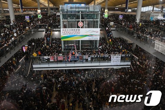 '범죄인 인도법안'에 반대하는 홍콩 시위대가 12일 오후 홍콩국제공항을 점거하면서 항공편 운항이 전면 취소됐다. 2019.8.12/뉴스1 © AFP=뉴스1