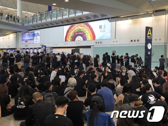 시위대에 점거 당한 홍콩국제공항