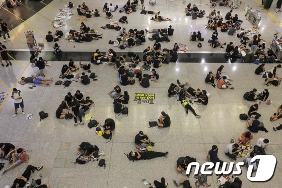 홍콩 시위대가 12일 공항 대합실을 점거해 연좌농성을 벌이고 있다. © AFP=뉴스1 © News1 