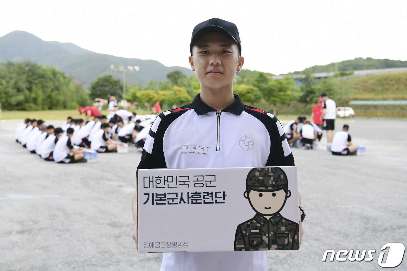(서울=뉴스1) = 공군은 훈련병 가족에게 친근하고 신뢰감 있는 이미지와 함께 공군의 약속과 각오를 전달하기 위해 ‘훈련병 택배상자’ 디자인을 개선했다고 13일 전했다.택배상자 정 …