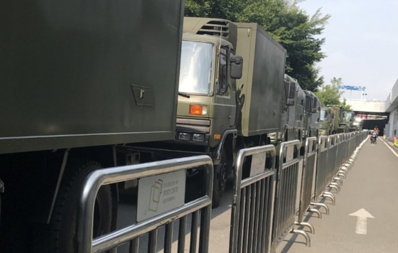 수십대의 장갑차가 늘어선 모습 - 웨이보 갈무리