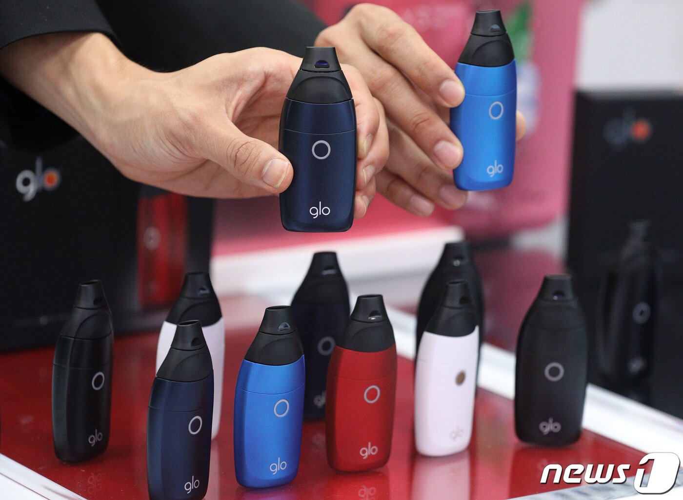 본문 이미지 - 13일 서울 성동구 성수동 에스펙토리에서 모델들이 BAT코리아의 전자담배 &#39;글로 센스&#39;를 선보이고 있다. 글로 센스는 담배 포드&#40;연초고형물&#41;와 액상형 전자담배 기술이 결합된 제품이다.  2019.8.13/뉴스1 ⓒ News1 신웅수 기자