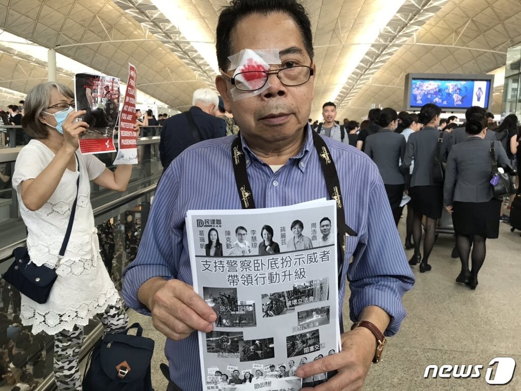 본문 이미지 - 12일 홍콩 국제공항 점거 시위에 참가한 한 60대 남성은 &#34;이제 &#40;시위를&#41; 그만둘 수 없다. 끝까지 가야 한다. 지금 우리가 멈추면 홍콩은 끝이다&#34;라고 말했다. &#40;미국 매체 쿼츠&#40;Quarz&#41;의 메리 후이 기자 트위터 계정.&#41; ⓒ 뉴스1