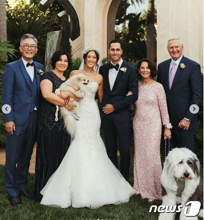 본문 이미지 - 미셸 위와 조니 웨스트, 그리고 양가 부모님이 함께 기념 사진을 촬영하고 있다. (미셸 위 인스타그램)ⓒ 뉴스1