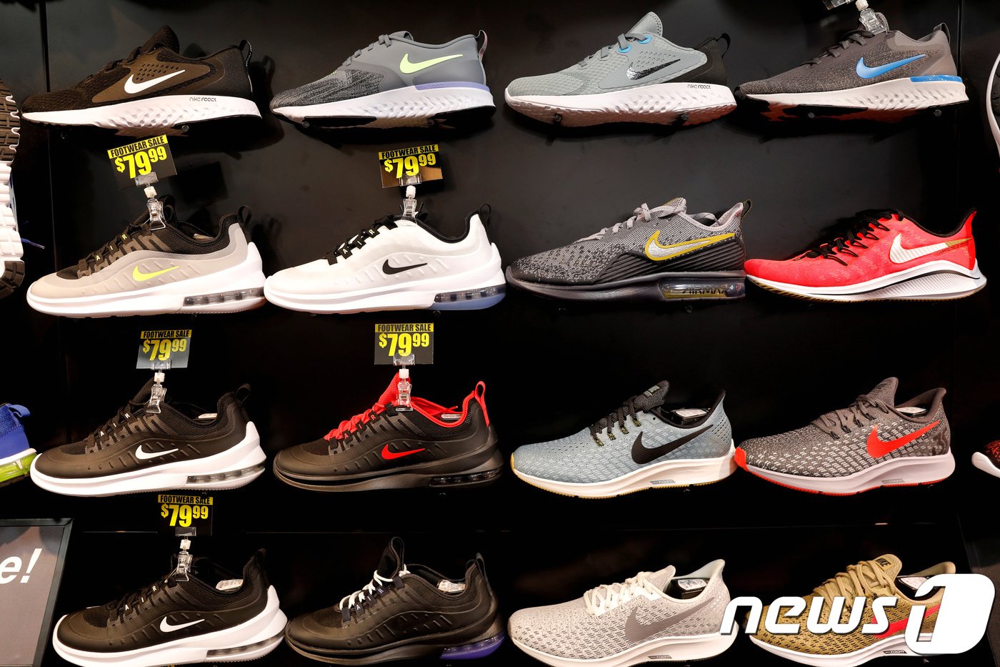 본문 이미지 - 나이키 운동화가 진열된 모습. 2019.05.14. ⓒ 로이터=뉴스1 