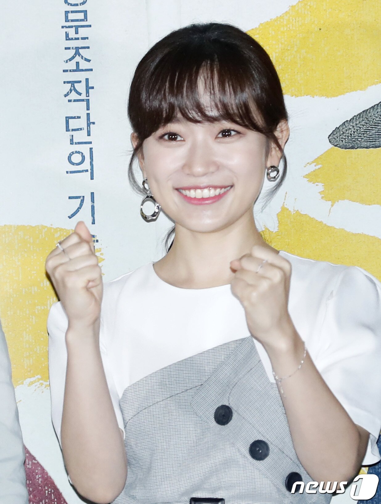 본문 이미지 - 배우 김슬기가 13일 오후 서울 용산CGV에서 열린 영화 '광대들: 풍문조작단' 언론시사회에 참석해 포즈를 취하고 있다. '광대들'은 조선 팔도를 무대로 풍문을 조작하고 민심을 흔드는 광대들이 권력의 실세 한명회에 발탁되어 세조에 대한 미담을 만들어내면서 역사를 뒤바꾸는 이야기를 그린 작품이다. 2019.8.13/뉴스1 ⓒ News1 권현진 기자