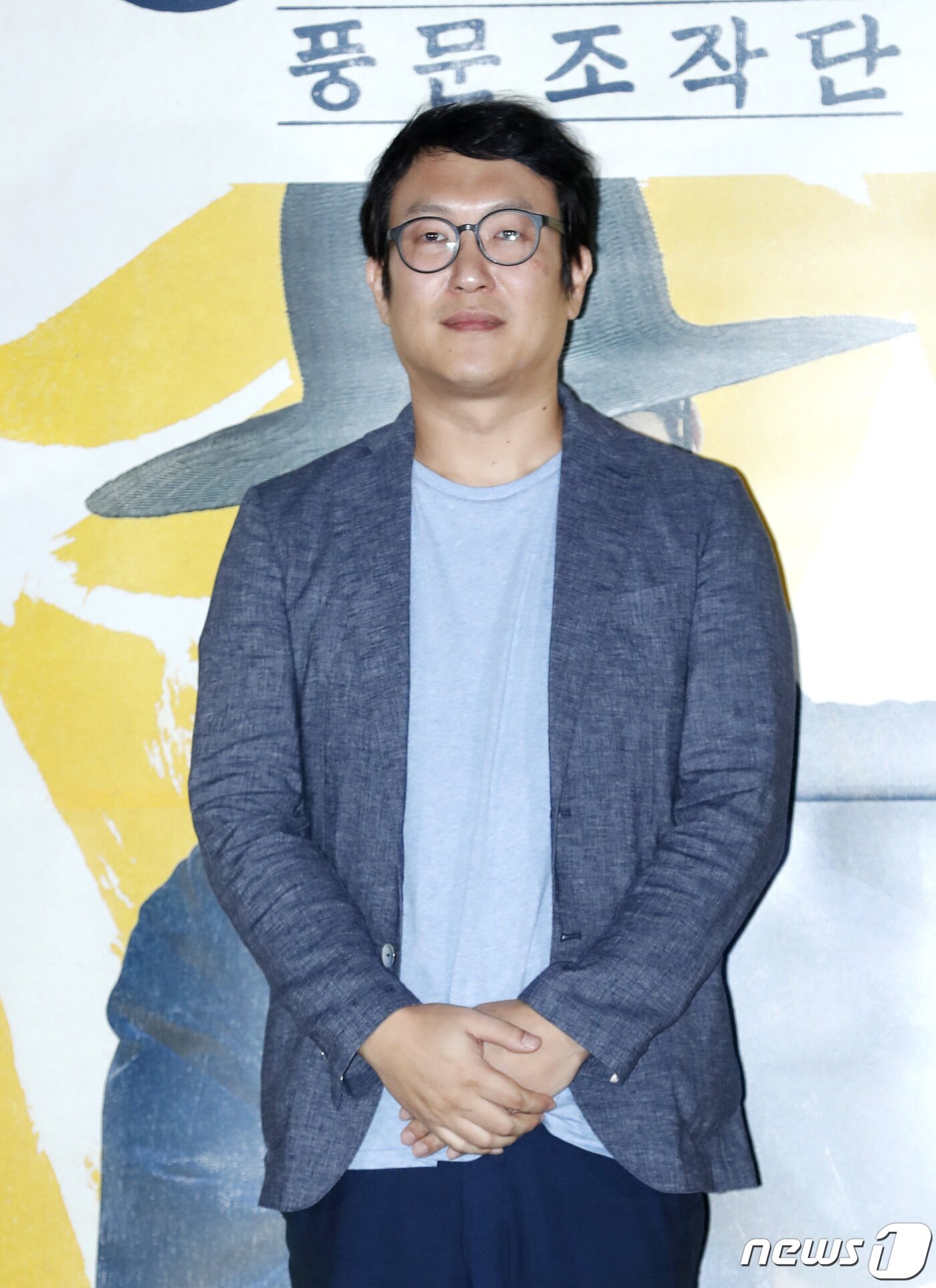 본문 이미지 - 김주호 감독이 13일 오후 서울 용산CGV에서 열린 영화 '광대들: 풍문조작단' 언론시사회에 참석해 포즈를 취하고 있다. '광대들'은 조선 팔도를 무대로 풍문을 조작하고 민심을 흔드는 광대들이 권력의 실세 한명회에 발탁되어 세조에 대한 미담을 만들어내면서 역사를 뒤바꾸는 이야기를 그린 작품이다. 2019.8.13/뉴스1 ⓒ News1 권현진 기자