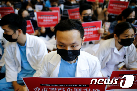  홍콩 내 병원들도 13일 반(反) 송환법 시위에 동참했다. © 로이터=뉴스1