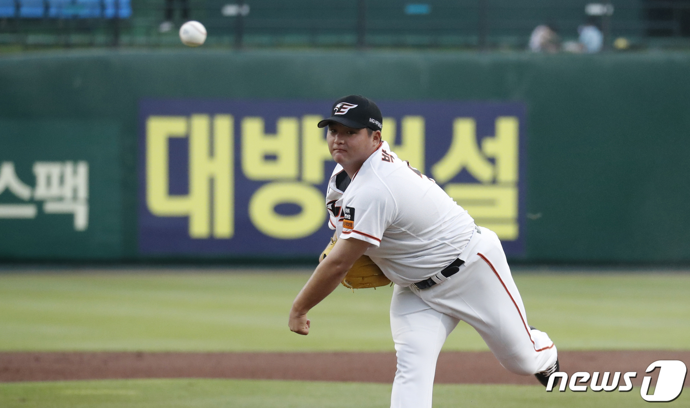 (대전=뉴스1) 주기철 기자 = 13일 오후 대전 한화생명 이글스파크에서 열린 프로야구 2019 신한은행 MY CAR KBO리그 한화 이글스와 NC 다이노스 경기에서 한화 선발투수 …