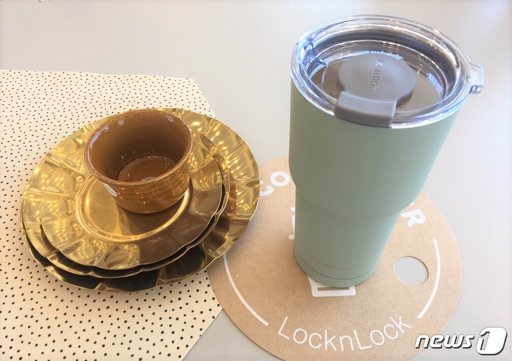본문 이미지 - 락앤락 퓨어 텀블러. 락앤락 라이프 스타일 매장 '플레이스엘엘'에서 커피를 주문하면 락앤락 텀블러에 커피가 담겨져 제공된다.(락앤락 제공)ⓒ 뉴스1